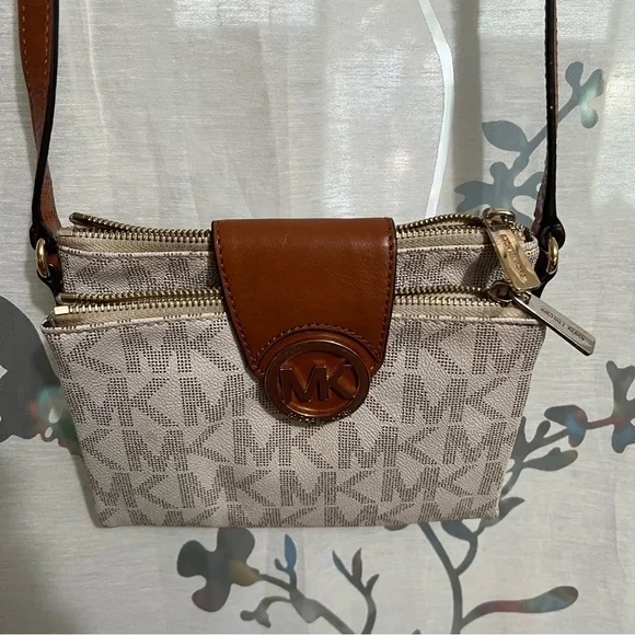 Michael Kors Crossbody - Picture 8 of 8